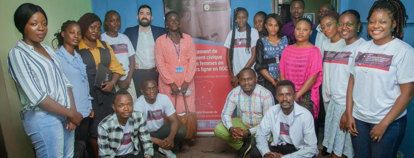 A group of Bloggers with Habari RDC pose during their meeting about women’s online and offline civic engagement in the Democratic Republic of the Congo. Photo courtesy of Habari RDC. 