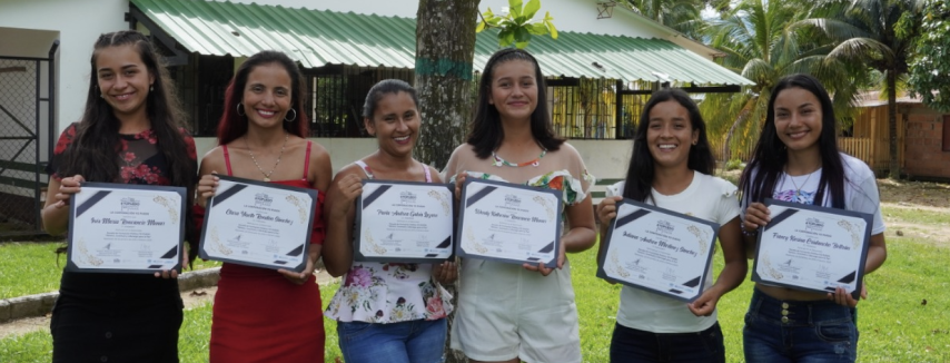 Students with their diploma at the graduation of the YoPuedo school
