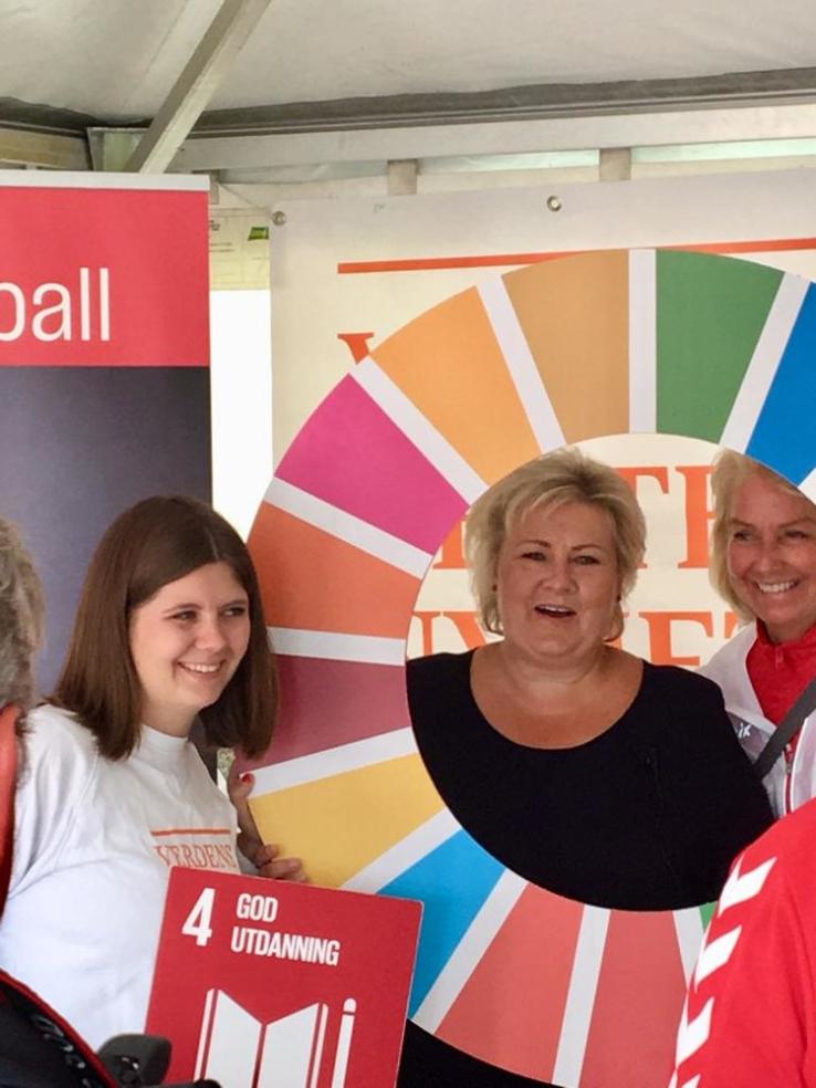 PM Solberg stops at the SDG “bull’s eye” together with the President of the Norwegian Sports Federation.